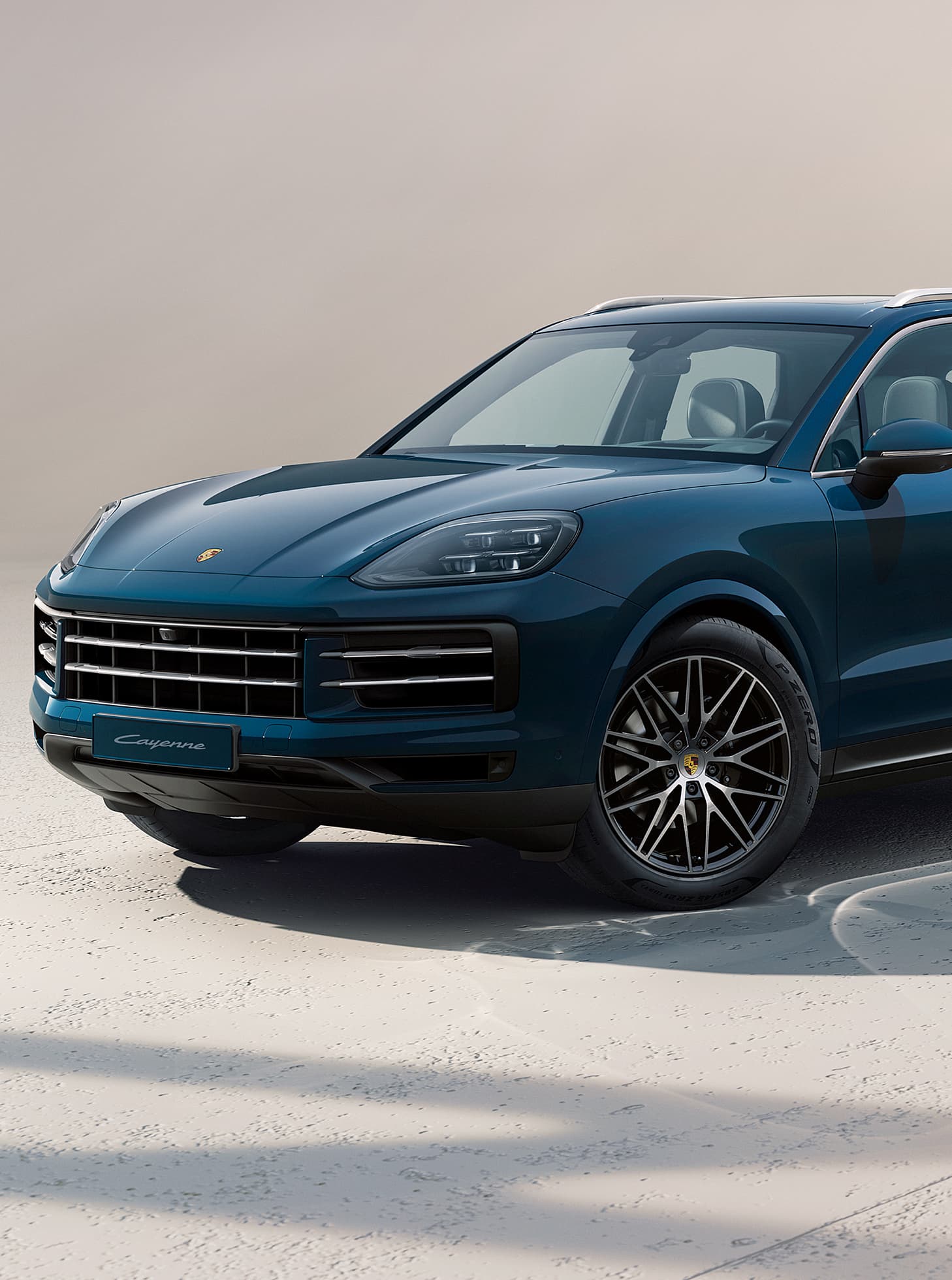 Ein Porsche Cayenne fährt auf offener Straße.